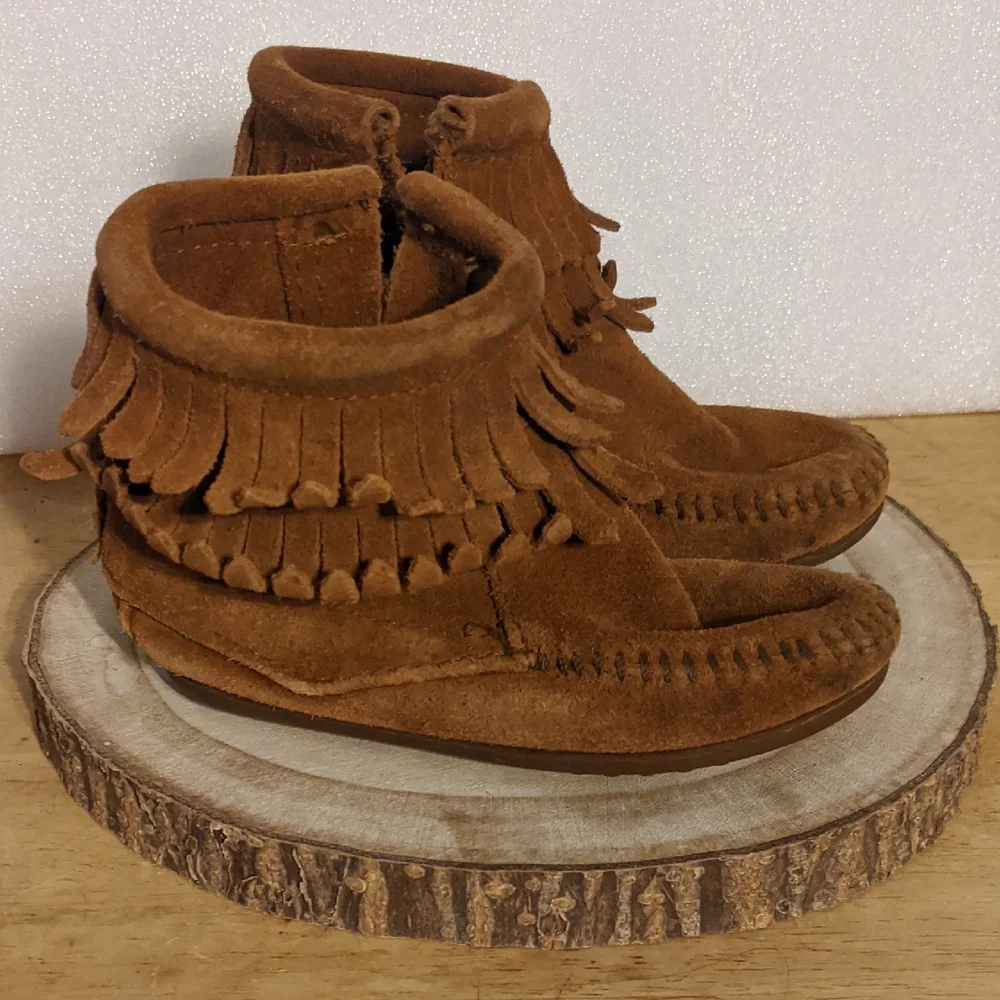 Minnetonka Tan Suede Moccasins Size 7